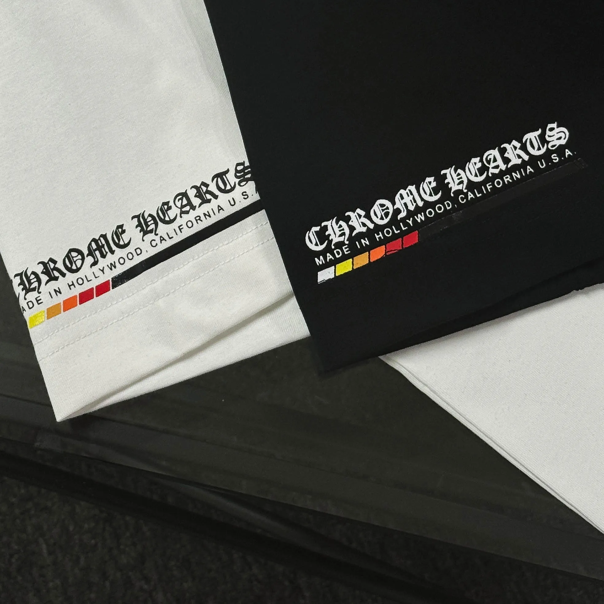 P180 Chrome Hearts Chrome Hearts 25 high-end versions. The fabric is made of 300 grams of high-density pure cotton. It does not deform or shrink. It has three labels. It is the same style for men and women. Technology: suede foaming + digital printing. Color: white, black. SIZE: S-XL.